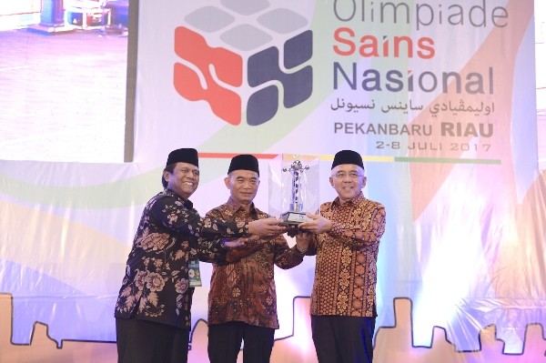 Gubri Mendiknas RI saat memegang Trophy utama OSN pada Pembukaan Olimpiade Sains Nasional XVI Tahun 2017 di Gor Remaja