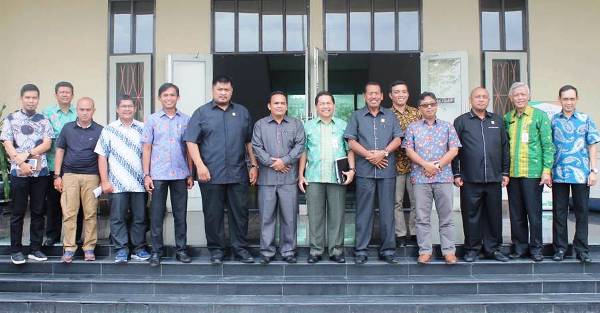 Anggota DPRD Pekanbaru Komisi IV, Kadisnaker Pekanbaru, berfoto bersama jajaran manajemen Kantor Pusat PTPN V di kantor PTPN V jalan Rambutan 43 Pekanbaru, Kamis (24-08-2017)