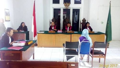 Jaksa Penuntut Umum (JPU) kejari Dumai, Asep Yopie Budiman SH, ketika pembacaan berkas tuntutan untuk terdakwa Cici