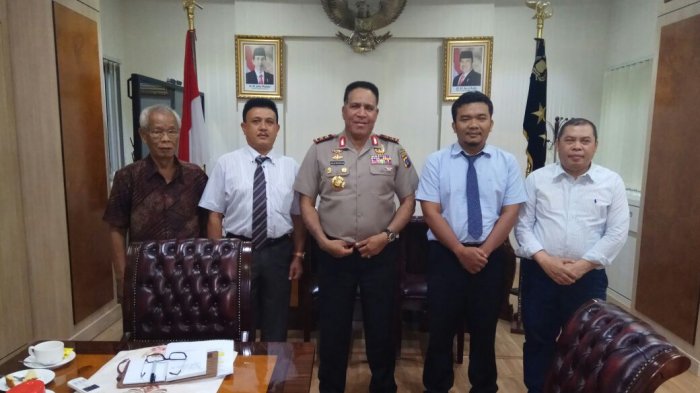 Kapolda Sumut, Irjen Pol Paulus Waterpauw (tengah) usai bertemu dengan RPM Tambunan (kiri) di Mapolda Sumut.