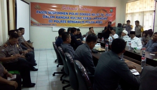 Wakapolres Bengkalis Kompol Taufik Hidayat (tengah) dan Plt.Camat Mandau Basuki Rahmat, M.Si (pakai kacamata dan baju putih)(foto- Julieser)