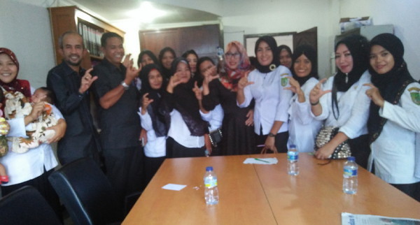 18 perwakilan PTT Bidan Desa se Rohil foto bersama dengan pihak DPRD dari Komisi A, dua diantaranya terlihat sedang menggendong bayi