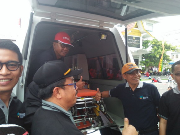 H Suyatno didampingi Ketua DPRD Rohil Nasrudin saat penyerahan tiga unit mobil ambulan