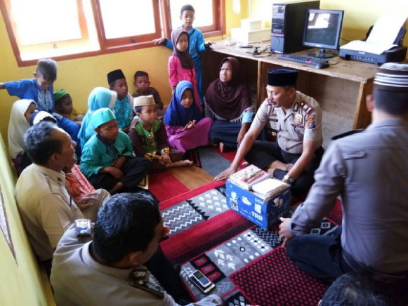 Kapolsek Panipahan Iptu Zulmar SH Santuni Anak Yatim