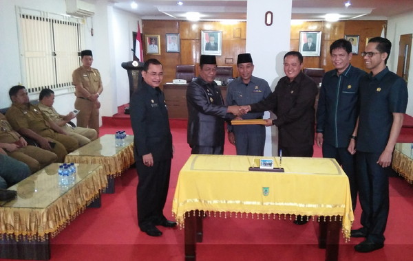 Penandatanganan MoU KUPA dan PPAS APBD Perubahan Tahun Anggaran 2017 oleh pihak DPRD Rohil dan pihak pemerintah daerah Rohil.