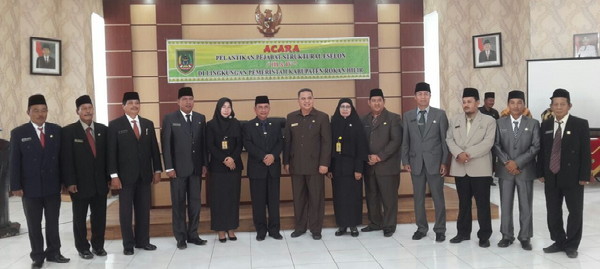 Sebelas pejabat Eselon III dan IV foto bersama