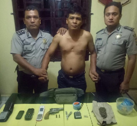 Tersangka dan barang bukti saat diamankan petugas di Mapolsek Bagan Sinembah