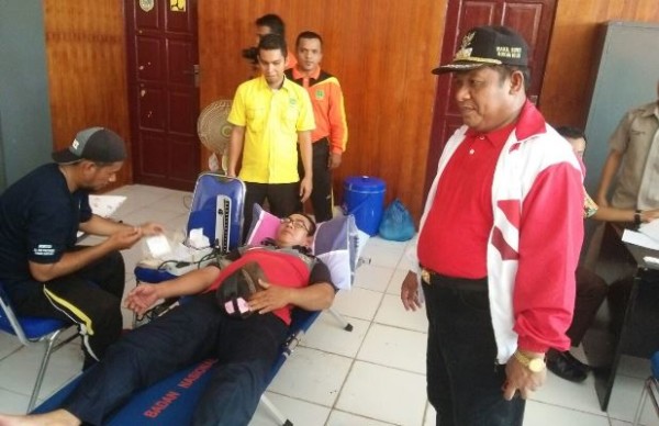 Wakil Bupati Rohil Drs Jamiludin saat meninjau kegiatan donor darah bersempena Hari Bhakti PUTR ke- 72