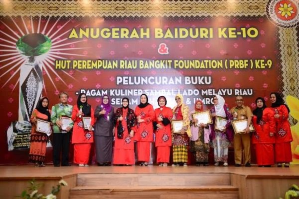 Ketua TP PKK Provinsi Riau sekaligus istri Gubernur Riau, Sisilita Arsyadjuliandi menghadiri acara Anugerah Baiduri ke-10 dan HUT Perempuan Riau Bangkit Foundation ke-9