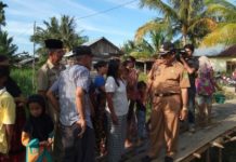 Plt Bupati Rohil Saksikan Pembongkaran Jembatan Penghubung SMU Negeri 2 Bangko