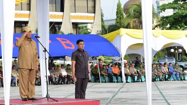 Plt Gubri H Wan Thamrin Hasyim Inspektur Apel Siaga Darurat Penanggulangan Bencana Asap akibat Kebakaran Hutan & Lahan Tahun 2018 di Halaman Kantor Gubernur