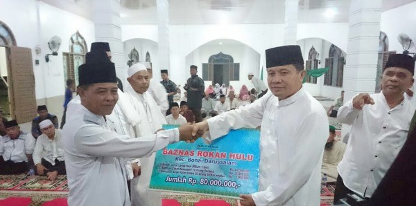 Pj Sekda Rohul Abdul Haris, berikan bantuan saat Safari Ramadhan di Desa Sontang Kecamatan Bonai Darussalam