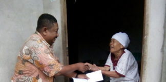 Seluruh Warga Muslim Lingkungan PT SDS Lubug Gaung Mendapat Sajadah Gratis