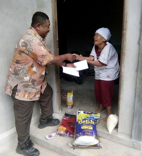 Seluruh Warga Muslim Lingkungan PT SDS Lubug Gaung Mendapat Sajadah Gratis