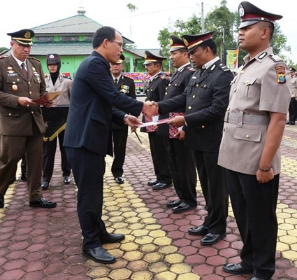 Bupati Humbahas Dosmar Banjarnahor SE memberikan piagam