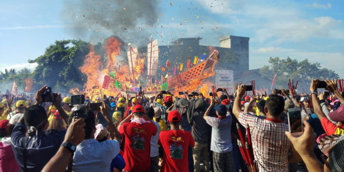 Ribuan Pengunjung Hadiri Ritual Bakar Tongkang Di Bagansiapiapi