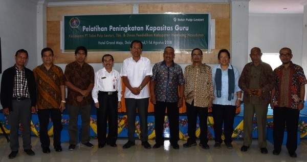 Bupati Humbahas Dosmar Banjarnahor SE foto bersama dengan Robbi Siregar, Ramida Siringoringo, Jamilin Purba dan para pelatih dalam acara pelatihan peningkatan kapasitas guru