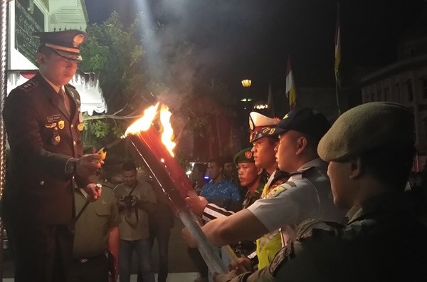Dandim 0321 Rohil Letkol Inf Didik Efendi SIP lepas secara langsung peserta pawai obor di Halaman Kantor BKAD Rokan Hilir