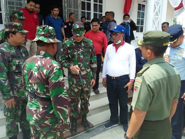 Danrem 031 Wira Bima Brigjen TNI Sonny Aprianto SE MM, Danlanud Roesmin Nurjadin Kolonel Pnb Ronny Irianto Moningka ST MM, Bupati Rohil H Suyatno saat berada di Rokan Hilir