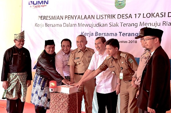 Gubri H Arsyadjuliandi Rachman Resmikan Listrik Desa 17 lokasi di Provinsi Riau di Kantor Desa Lubuk Jering Ke Sungai Mandau Kab Siak