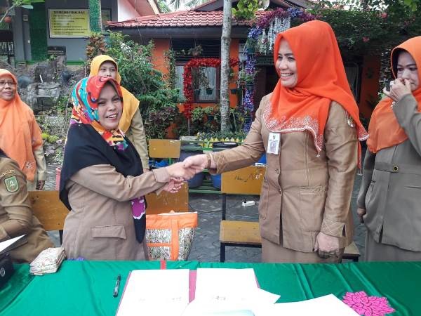 Penanda tanganan MOU SMPN 24 Dengan Bank Sampah Dalang Colection