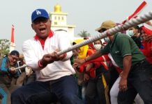 Semarakkan HUT RI Ke – 73 Tahun, Bupati Rokan Hilir Ikut Lomba Tarik Tambang