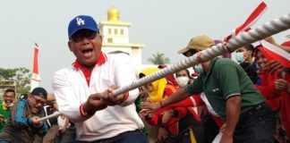 Semarakkan HUT RI Ke – 73 Tahun, Bupati Rokan Hilir Ikut Lomba Tarik Tambang