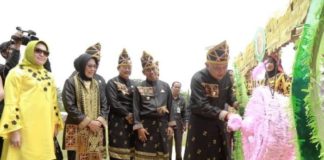 Gubernur Buka Pacu Jalur, Tradisi Lokal Berusia 115 Tahun