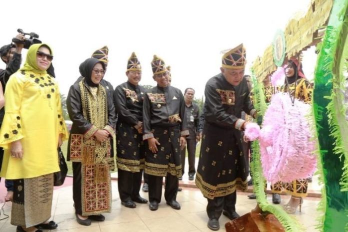 gubernur-buka-pacu-jalur-kuansing-berusia-115