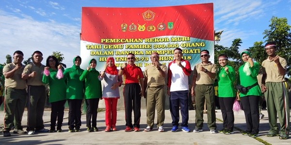 Foto bersama Sekda Rohil Surya Arfan, Kepala Staf Kodim 0321 Rokan Hilir, Mayor Inf Suprapto, seluruh Danramil