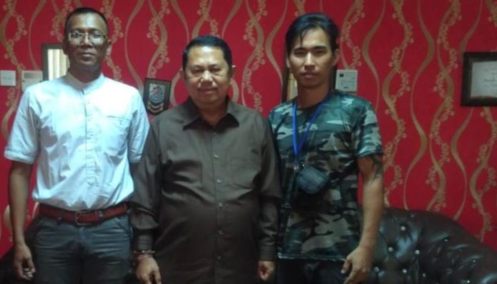 Ketua PK SBSI 1992, Jansen dan Ketua SBSI 1992 Kota Medan, Roni Ramadani foto bersama Ketua DPRD kota Medan Henry Jhon Hutagalung