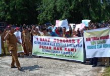 Menolak Dirumahkan, Ratusan Honorer di Rokan Hilir Unjuk Rasa