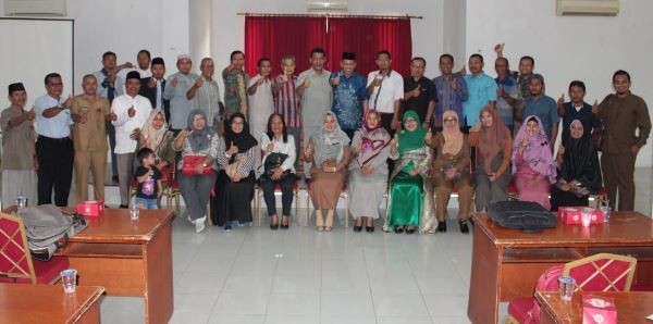 Penerima bantuan Pekanbaru berfoto bersama jajaran Manajemen PTPN V, selasa 18-09-18