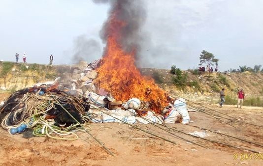 Kejari Dumai Musnahkan 700 Ballpress Kain Bekas Hasil Tindak Pidana