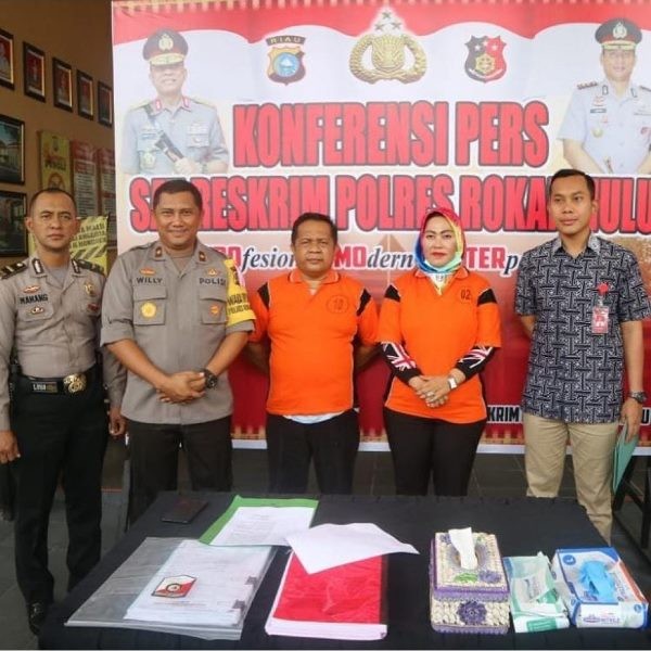 Kepala Dinas Perhubungan Rokan Hulu Tahun 2017 “Roy Roberto dan bendaharanya Octavia Yuliwanti Binti Aliwon resmi ditahan Polres Rokan Hulu