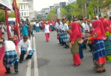 Omak Omak Ikut Jalan Santai Pakai Kain Sarung Meriahkan HUT Ke – 19 Tahun Rohil