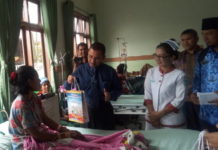 Bersempena HUT Ke – 19 Rohil, Sekda Bagikan Kain Sarung Kepada Pasien Kurang Mampu