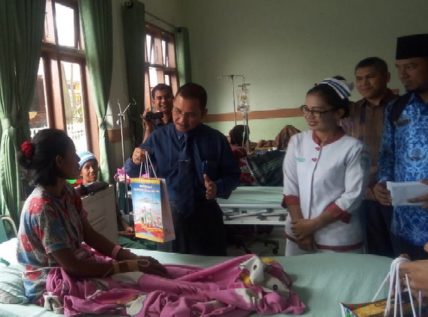Sekda Rohil Surya Arfan berikan paket berupa kain sarung kepada pasien kurang mampu bersempena HUT ke - 19 Rohil