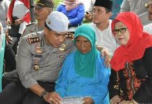 Tim Jum’at Barokah Polresta Pekanbaru Sambangi Nenek Penjual Peyek