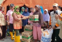 Pemkab Rohil Berikan 17 Ton Beras Kepada Korban Banjir Rantau Kopar