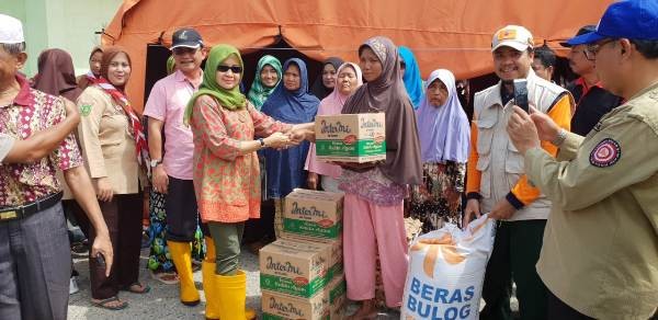 Pemkab rohil berikan sembako kepada warga korban banjir di Kecamatan Rantau Kopar