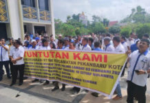 “Tagih Insentif 2019” Puluhan Ketua RT Dan RW Pekanbaru Gelar Aksi Damai