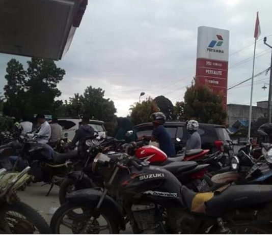 Pasokan BBM Premium Kurang” Antrian Panjang Di Sejumlah SPPBU Rohul Terus Terjadi