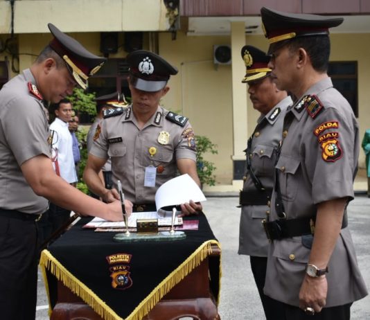 Kapolresta Pimpin Sertijab Kasat Binmas Polreta Pekanbaru Dan Kapolsek Sukajadi