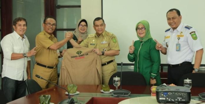 Wakil Gubernur Riau, Edi NAtar Nasution bersama jajaran pengurus Ikatan Alumni SMAN 1 Pekanbaru saat audiensi di ruangan wakil gubernur
