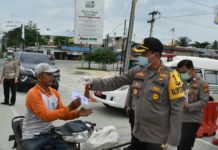 Bagi- Bagi Masker Bertulisan “Jangan Mudik” Kapolresta Pekanbaru Gelar Pos Check Point Operasi Ketupat Lancang Kuning 2020