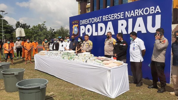polda-riau-musnahkan-111-kg-sabu-dan-34-ribu-ekstasi_169 (1)