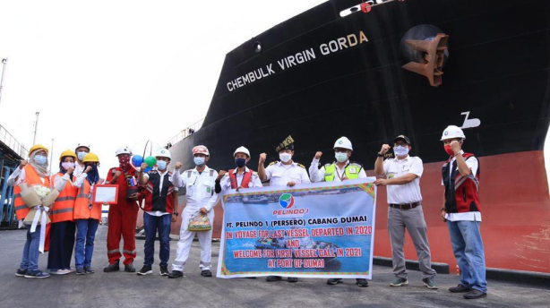 PT Pelindo 1 Cabang Dumai Apresiasi Captain Kapal Sandar Terakhir 2020 dan Kapal Sandar Perdana 2021