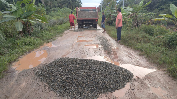 PT SDS Bersama Warga Rt 05 Perbaiki Jalan Suka Jadi Lubuk Gaung