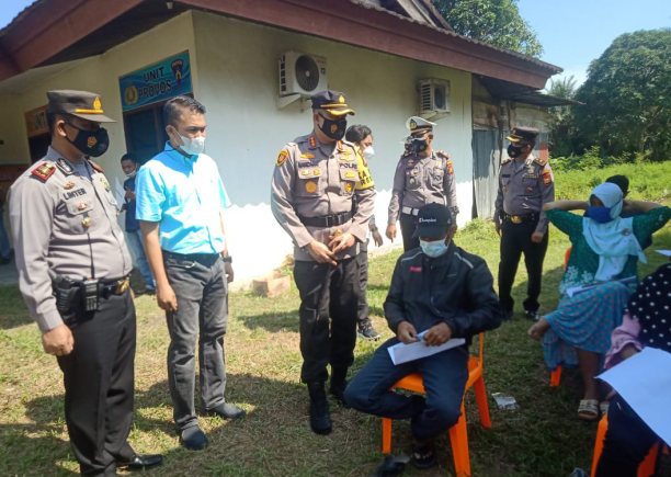 Edukasi : Kapolreta Pekanbaru Tinjau Pelaksanaan Vaksinasi Covid-19 Di Polsek Rumbai